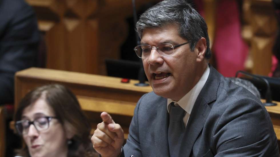 O líder parlamentar do do Partido Socialista (PS), Eurico Brilhante Dias, intervém na sessão plenária no dia da discussão na generalidade do Pacote Laboral, na Assembleia da República, em Lisboa, 18 de junho de 2026. MANUEL DE ALMEIDA/LUSA