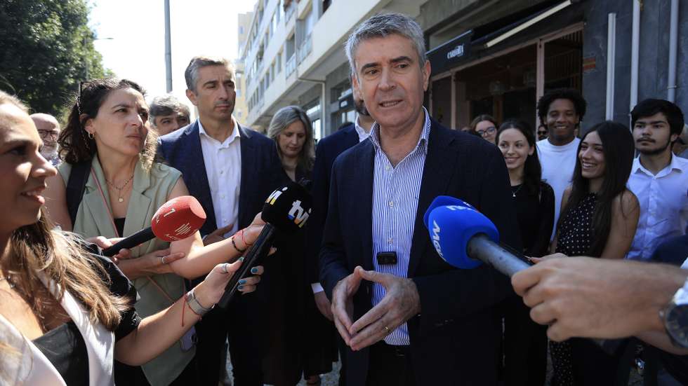 O secretário-geral do Partido Socialista, José Luís Carneiro (C) presta declarações à comunicação social durante um encontro com militantes do Partido Socialista, num momento de proximidade e diálogo com a estrutura local na Sede do Partido Socialista, em Vila Nova de Gaia, 26 de Julho de 2026. MANUEL FERNANDO ARAÚJO/ LUSA