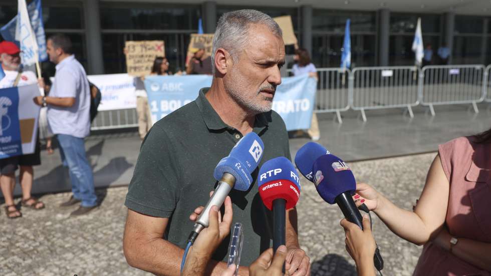 O secretário-geral da Fenprof, Francisco Gonçalves, fala aos jornalistas durante a concentração de trabalhadores científicos em defesa da ciência pública e pelo fim da precariedade na ciência, convocada pela Fenprof - Federação Nacional dos Professores e pelos seus sindicatos, juntamente com outras estruturas e organizações do setor do ensino superior e da ciência, esta concentração, visa exigir que o governo, em particular o Ministério da Educação, Ciência e Inovação, e as Instituições de Ensino Superior e de Ciência deem uma resposta efetiva e imediata aos trabalhadores do setor do Ensino Superior e da Ciência, frente ao Centro de Congressos de Lisboa, em Lisboa, 15 de julho de 2026. TIAGO PETINGA/LUSA