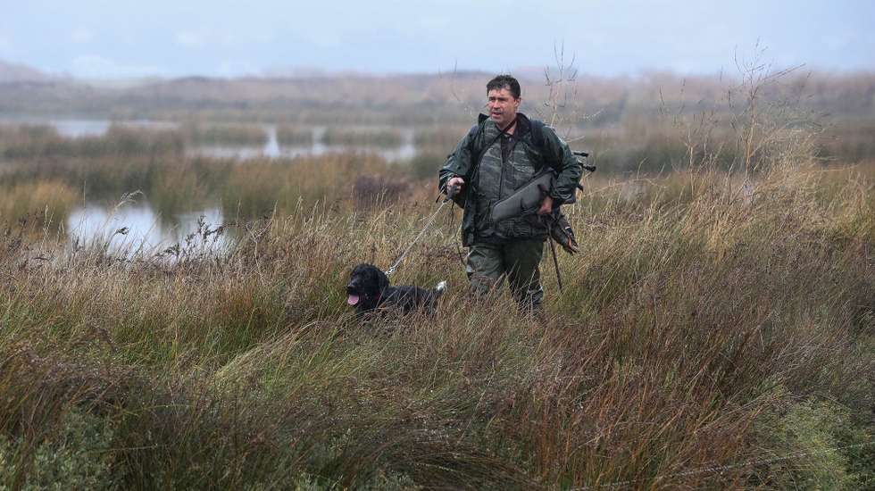 Um caçador no final de uma caçada ao pato, na ilha da Morraceira, junto à Figueira da Foz, Coimbra, 20 de agosto de 2020. A pandemia de covid-19 não afetou a caça ao pato no estuário do rio Mondego, mas os convívios realizados pelos caçadores no final das caçadas deixaram de suceder devido ao novo coronavírus. (ACOMPANHA TEXTO DE 21 DE AGOSTO DE 2020). PAULO NOVAIS/LUSA