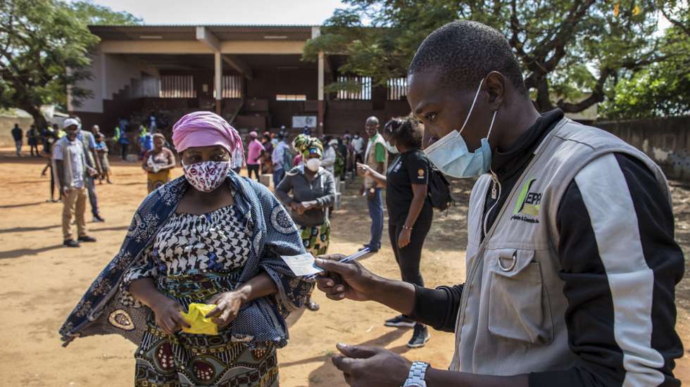 Pessoas a receber o apoio alimentar de emergência do Programa Alimentar Mundial (PAM) a deslocados pela violência armada em Cabo Delgado, em Pemba, Mocambique, 24 de julho 2020. Há 250.000 pessoas afetadas e Pemba é o porto seguro de muitos, em casas de familiares e amigos que de repente passaram a acolher mais de dez, às vezes 20 ou trinta pessoas. (ACOMPANHA TEXTO DE 27 DE JULHO DE 2020). RICARDO FRANCO/LUSA