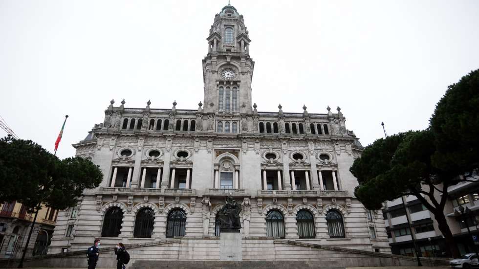 Dois Polícias conversam junto à Câmara Municipal do Porto durante o recolher obrigatório do estado de emergência no âmbito das medidas de contenção da covid-19, no Porto, 15 de novembro de 2020. Com 191 concelhos em risco em Portugal, o Conselho de Ministros decretou o encerramento de todos os estabelecimentos comerciais e restauração a partir das 13h00 até às 08h00 do dia seguinte, tanto no sábado como no domingo, para além do confinamento obrigatório para toda a população dos concelhos em risco a partir das 13h. MANUEL FERNANDO ARAÚJO/LUSA