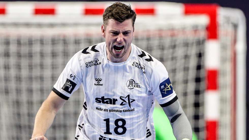 epa08910376 Kiel's Niclas Ekberg reats during the 2020 EHF FINAL4 Handball Champions League final match between FC Barcelona and THW Kiel in Cologne, Germany, 29 December 2020.  EPA/FRIEDEMANN VOGEL
