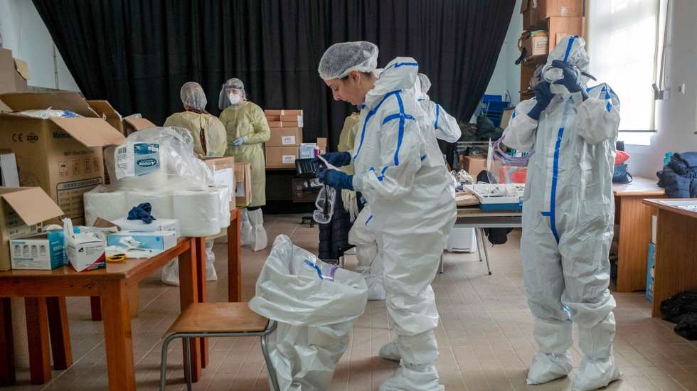 Profissionais de saúde preparam-se para a testagem à covid-19 da população da freguesia de Ponta da Garça, Ponta Delgada, ilha de São Miguel, Açores, 19 de janeiro de 2021. A população está a ser testada com os testes rápidos à covid-19, e  hoje cerca de 1.500 pessoas vao fazer o teste. EDUARDO COSTA /LUSA
