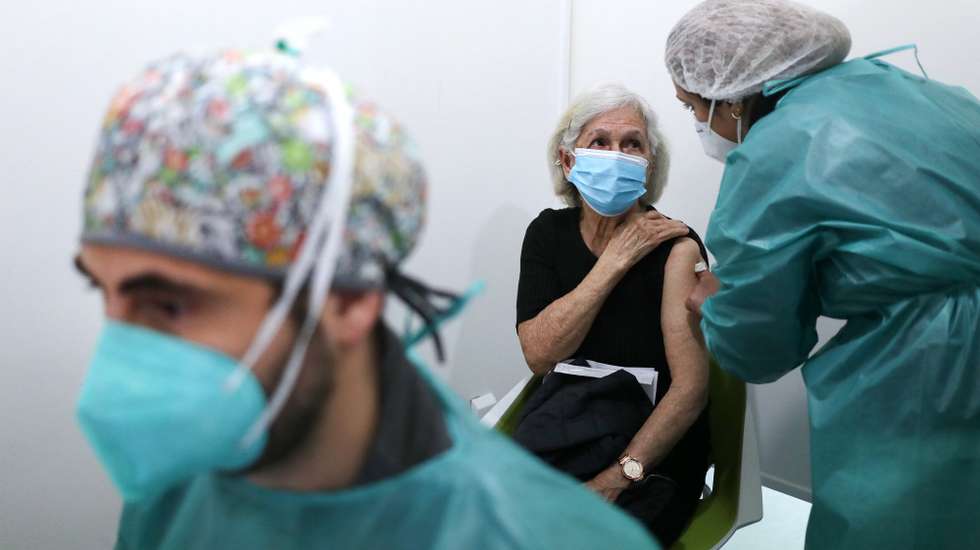 Uma idosa é vacinada no Centro de Vacinação Covid-19 da Maia, na junta da freguesia do Castêlo da Maia, Gemunde, 23 de fevereiro de 2021. ESTELA SILVA/LUSA