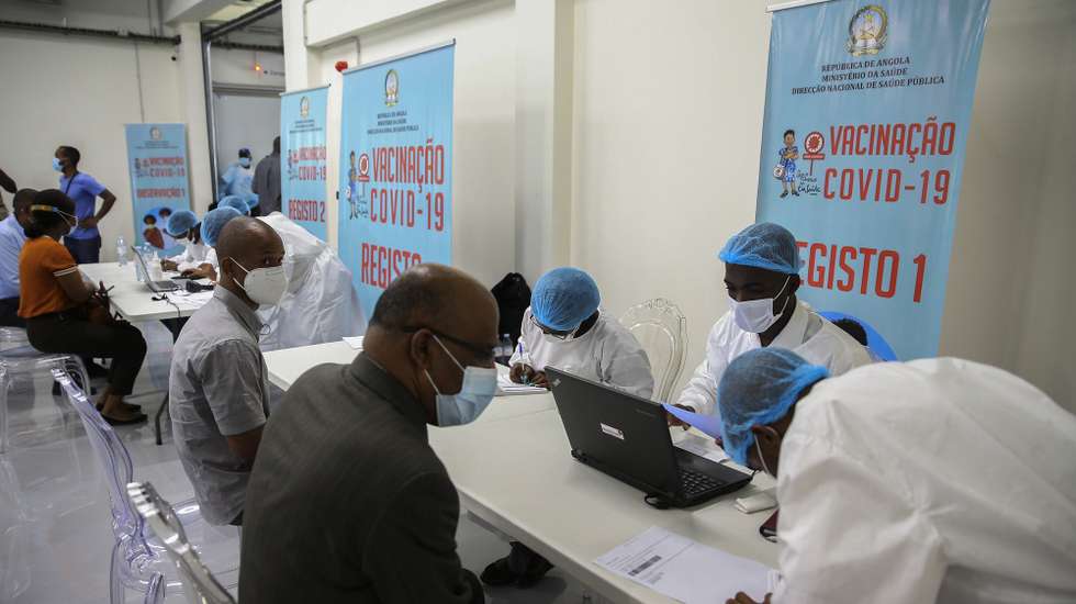 Vários pacientes aguardam na sala de vacinação do depósito central de vacinas de Angola, no dia em que chegaram ao país as primeiras 624.000 doses de vacinas contra a covid-19, no aeroporto Internacional 4 de Fevereiro, que contou com a presença da ministra da Saúde, Silvia Lutucuta (ausente da foto), no âmbito da iniciativa Covax, Luanda, Angola, 2 de março de 2021. AMPE ROGÉRIO/LUSA