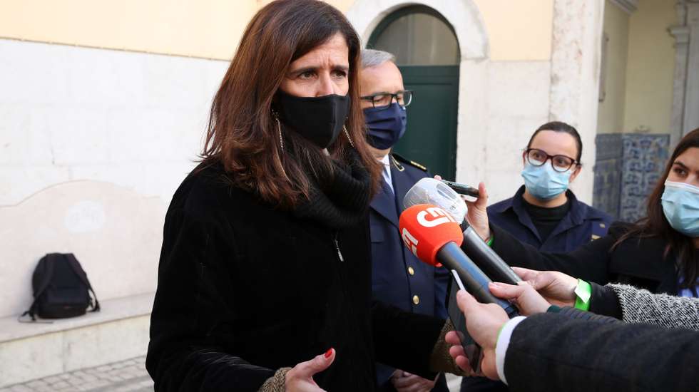 A secretária de Estado da Administração Interna, Patrícia Gaspar (E), fala aos jornalistas durante a visita ao  Centro Clínico da Guarda Nacional Republicana (GNR)  para acompanhar o início da vacinação contra a covid-19 dos profissionais de saúde da GNR daquele centro, em Lisboa, 12 de janeiro de 2021. MANUEL DE ALMEIDA/LUSA