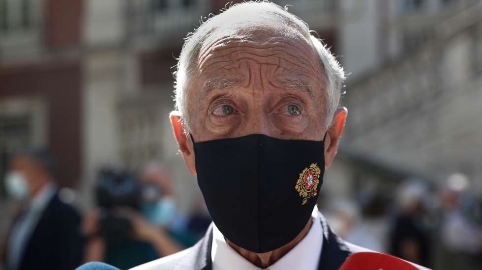 O Presidente da República, Marcelo Rebelo de Sousa, fala aos jornalistas após ter prestado homenagem a Otelo Saraiva de Carvalho, na Capela da Academia Militar, em Lisboa, 27 de julho de 2021. Otelo Saraiva de Carvalho, militar e comandante operacional do 25 de Abril de 1974, morreu no passado domingo aos 84 anos. ANTÓNIO COTRIM/LUSA