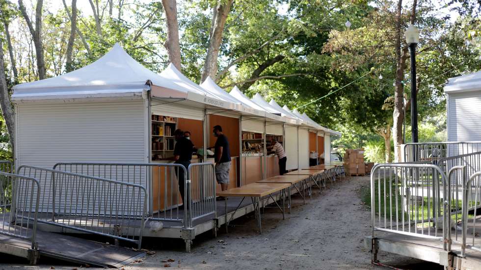 Últimos preparativos para a abertura da Feira do Livro do Porto, 26 Agosto de 2020. A edição deste ano realiza-se entre os dias 28 de agosto e 13 de setembro nos jardins do Palácio de Cristal. (ACOMPANHA TEXTO DE 27/08/2020) ESTELA SILVA/LUSA