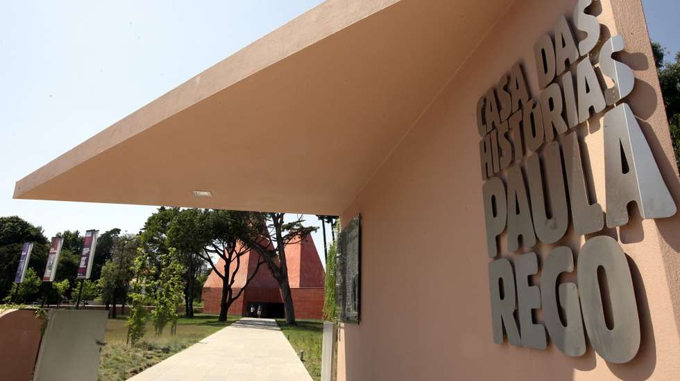 Entre as cerca de 115 obras em exposição, a que se soma documentação da época, contam-se obras que integram as séries "Histórias de Todos os Dias", "Os Amantes" e "Contos Tradicionais Portugueses"