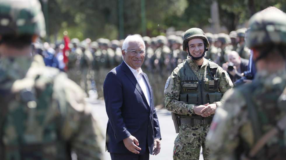 epa09957666 Portuguese Prime Minister Antonio Costa (L) interacts with a Portuguese military unit hosted at the 1st Instruction Battalion 'Olt' military base of the Romanian Army, in Caracal city, 200 Km west from Bucharest, Romania, 19 May 2022. Romanian President Klaus Iohannis and Portuguese Prime Minister Antonio Costa met Romanian and Portuguese military personnel from the NATO alliance deployed to Romania amid rising tensions at the Black-Sea region due to the Russian-Ukrainian conflict.  EPA/ROBERT GHEMENT