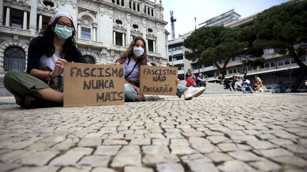 Manifestantes durante a concentração "Unidos Contra O Fascismo” organizada pela Frente Unitária Antifascista "contra discursos xenófobos, racistas e tentativas de intimidação" e "face às ameaças e chantagens por parte de organizações de extrema-direita neonazis que recaíram sobre sete ativistas antifascistas e anti-racistas e três deputadas", Porto, 16 de agosto de 2020. MANUEL FERNANDO ARAÚJO/LUSA