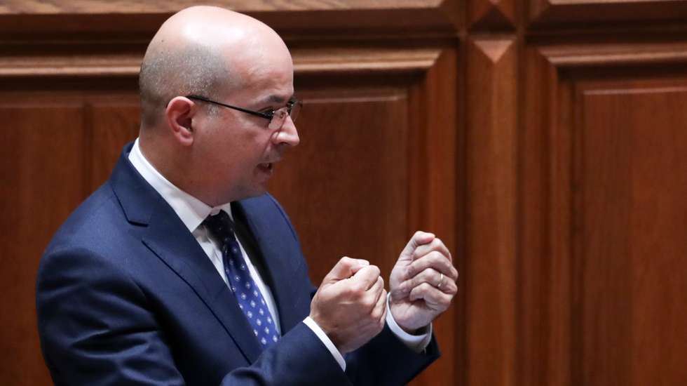 O ministro de Estado e das Finanças, João Leão, intervém durante o debate parlamentar de discussão na generalidade do Orçamento do Estado para 2021 (OE2021), na Assembleia da República, em Lisboa, 28 de outubro de 2020. TIAGO PETINGA/LUSA
