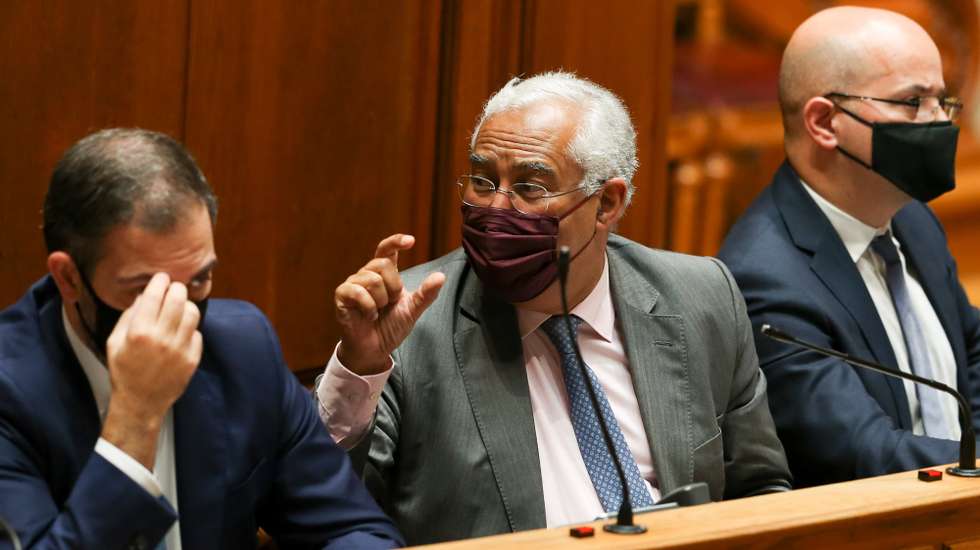 O primeiro-ministro, António Costa (C), ladeado pelo secretário de Estado dos Assuntos Parlamentares, Duarte Cordeiro (E), e pelo ministro das Finanças, João Leão (D), reage durante a sessão plenária para a votação do Orçamento do Estado 2021 (OE2021), na Assembleia da República, em Lisboa, 26 de novembro de 2020. MANUEL DE ALMEIDA/LUSA