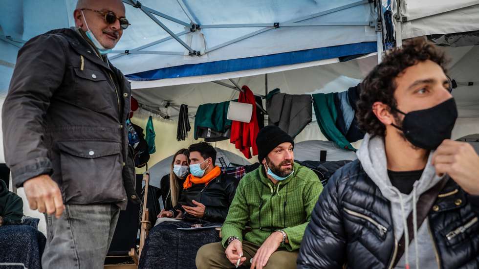 Cerca de uma dezena de empresários responsáveis pelo movimento “A Pão e Água” mantêm-se em greve de fome à porta da Assembleia da República em Lisboa, para serem ouvidos pelo Governo sobre as suas propostas para mitigar os efitos da pandemia Covid 19 naquele setor da economia, 30 de novembro de 2020. TIAGO PETINGA/LUSA