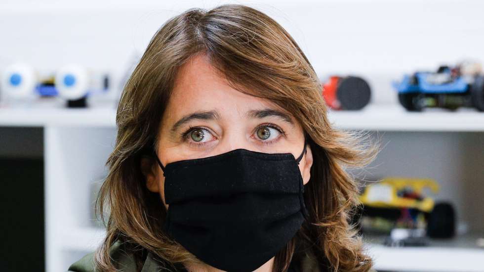 A coordenadora Nacional do Bloco de Esquerda (BE), Catarina Martins, durante a vista à Escola Profissional de Almada, antes de uma reunião com os elementos da direção da instituição de ensino para assinalar o primeiro dia do regresso das aulas, em regime não presencial, em Almada, 08 de fevereiro de 2021. ANTÓNIO COTRIM/LUSA