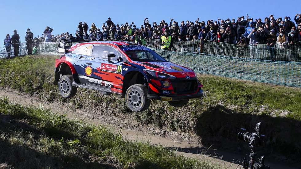 epaselect epa09222143 Thierry Neuville of Belgium drives his Hyundai i20 coupe WRC during Day 2 of the Rally Portugal 2021 as part of the FIA World Rally Championship (WRC) near Fafe, Portugal, 23 May 2021.  EPA/JOSE COELHO