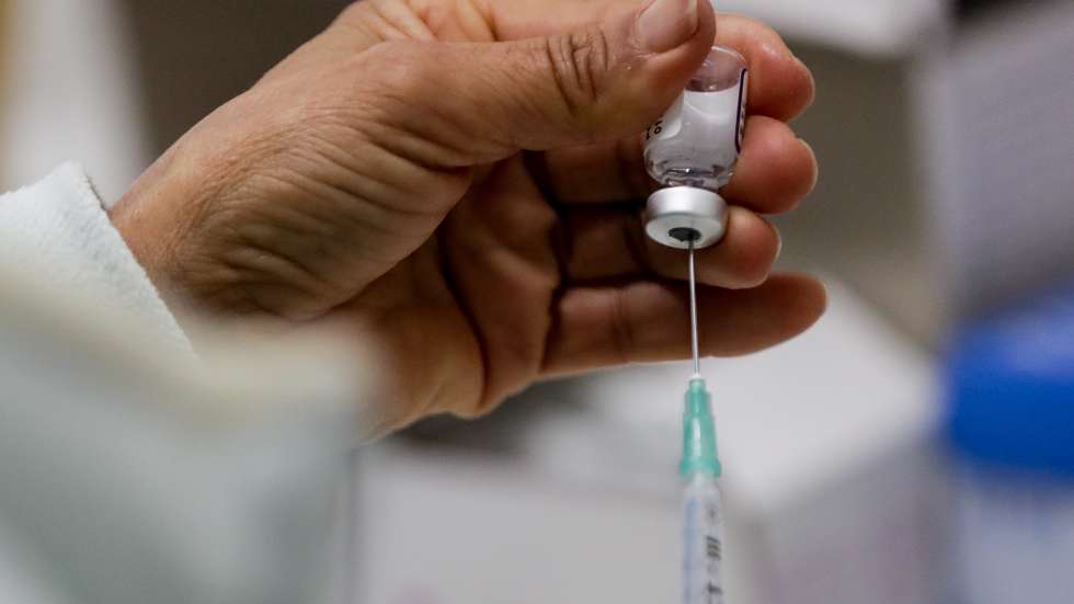 Uma enfermeira prepara doses de vacinas da Pfizer contra a Covid-19
