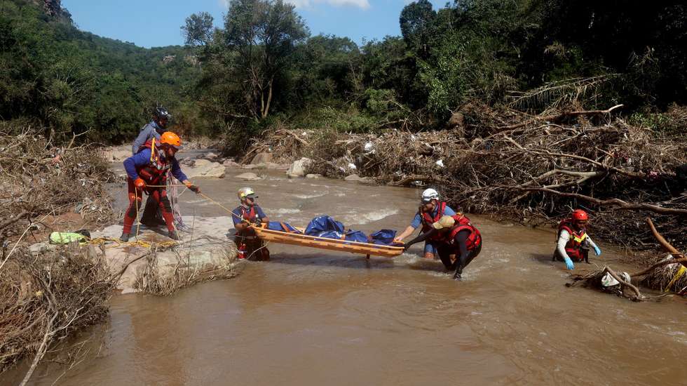 epaselect epa09897297 A search and rescue team recovers the body of girl child ageing between 4-6 years at the Umzinyathi Falls near Durban, South Africa, 19 April 2022. Key roads in the area have been damaged and mudslides destroyed houses. The South African National Defense Force has been called to assisst in the recovery after the worst flooding in 60 years. 443 people are confirmed dead with over 40.000 displaced.  EPA/STR