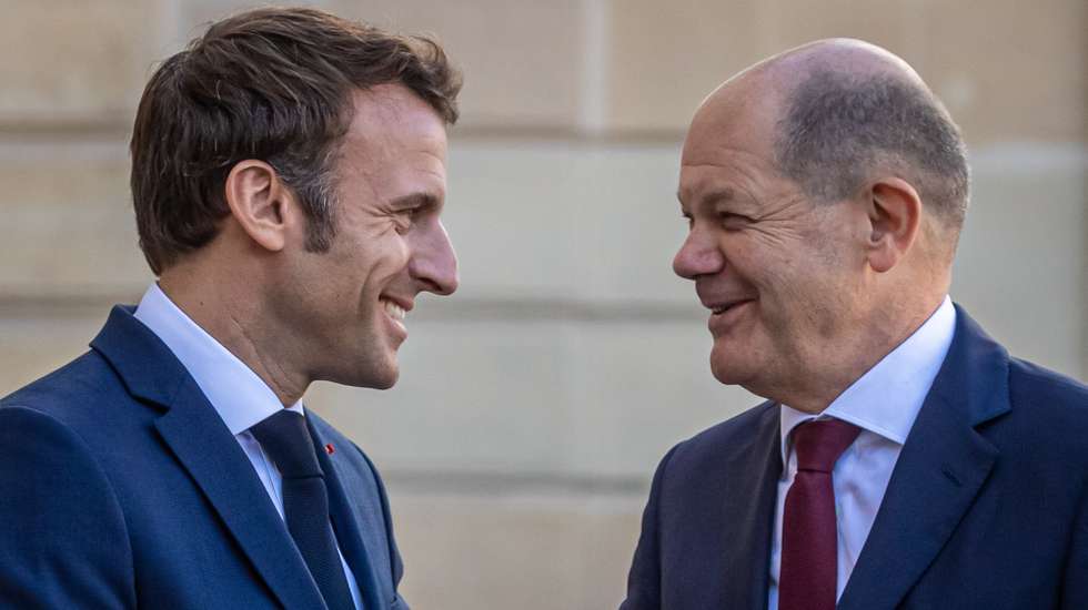 epa10267019 French President Emmanuel Macron (L)  welcomes Chancellor of Germany Olaf Scholz (R) at Elysee Palace before their work lunch in Paris, France, 26 October 2022.  EPA/CHRISTOPHE PETIT TESSON