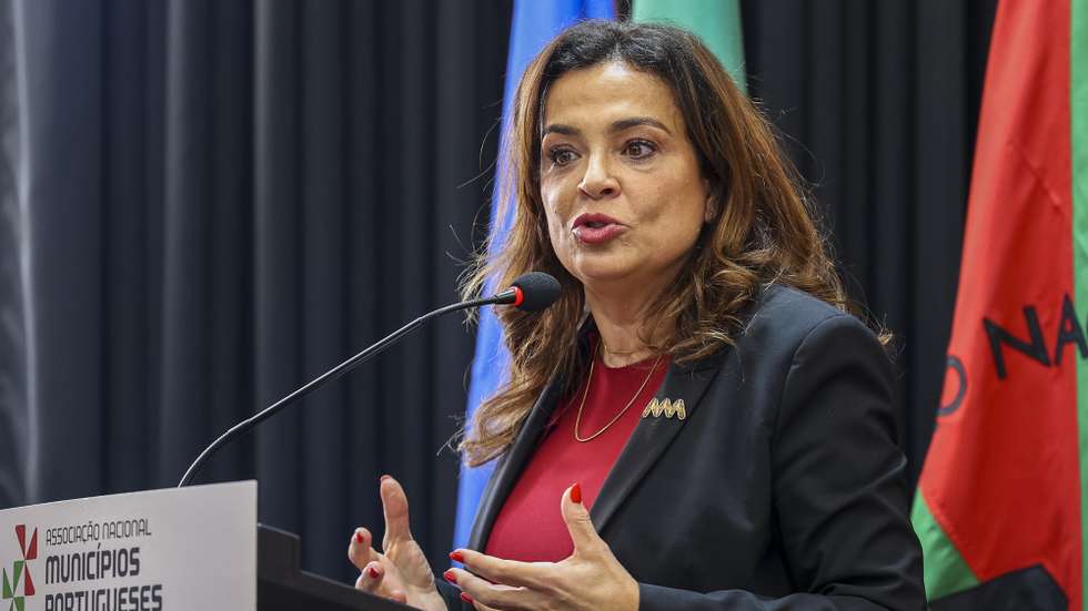 A presidente da ANMP, Luisa Salgueiro, discursa durante a cerimónia de assinatura do acordo entre o Governo e a Associação Nacional de Municípios Portugueses (ANMP) para a Descentralização no domínio da Ação Social, na sede da ANMP, Coimbra, 3 de janeiro de 2023. PAULO NOVAIS/LUSA