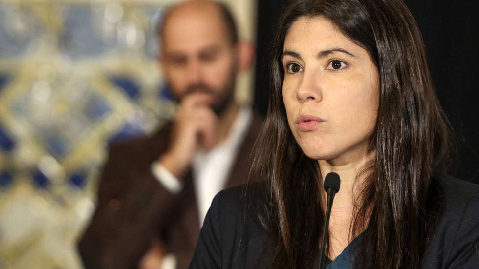 A delegação do Bloco de Esquerda (BE) liderada pela deputada e coordenadora, Mariana Mortágua, fala à imprensa após a audiência com o Presidente da República, Marcelo Rebelo de Sousa (ausente da fotografia), no palácio de Belém em Lisboa, 06 de novembro de 2023. O Presidente da República recebe os oito partidos com assento parlamentar entre 06 e 08 de novembro, para os ouvir, também, sobre o Orçamento do Estado para 2024, que nesta altura está em discussão na especialidade. TIAGO PETINGA/LUSA