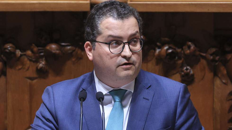 O ministro de Estado e das Finanças, Joaquim Miranda Sarmento, intervém durante a sessão plenária de discussão do programa de Governo, na Assembleia da República, em Lisboa, 11 de abril de 2024. ANTÓNIO COTRIM/LUSA