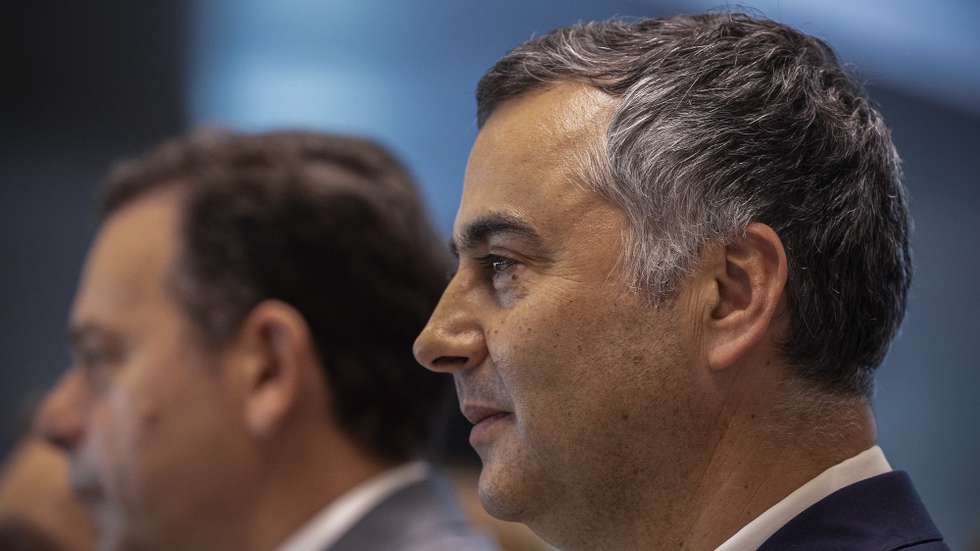 O primeiro-ministro, Luís Montenegro (E) e o ministro da Educação, Ciência e Inovação, Fernando Alexandre, durante a visita ao Centro Português de Ressonância Magnética Nuclear e inauguram a NAVE Multifunções da Universidade de Aveiro, 10 de maio de 2024. JOSÉ COELHO/LUSA