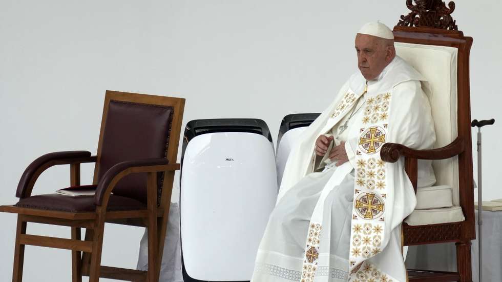 epa11586480 Pope Francis leads the holy mass at Gelora Bung Karno Stadium in Jakarta, Indonesia, 05 September 2024. Pope Francis is on an apostolic visit to the Muslim-majority country of Indonesia from 3 to 6 September, as part of his 12-day trip to the Asia-Pacific region, which includes stops in Papua New Guinea, East Timor, and Singapore.  EPA/DITA ALANGKARA / POOL