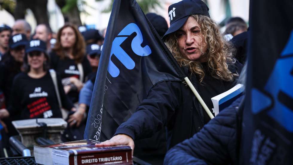 Trabalhadores da Autoridade Tributária participam na manifestação que marca o início de uma greve de dois dias convocada pelo Sindicato dos Trabalhadores de Impostos, para exigir a valorização da carreira, melhores condições de trabalho e a revisão da tabela salarial, em Lisboa, 19 de dezembro de 2024. RODRIGO ANTUNES/LUSA
