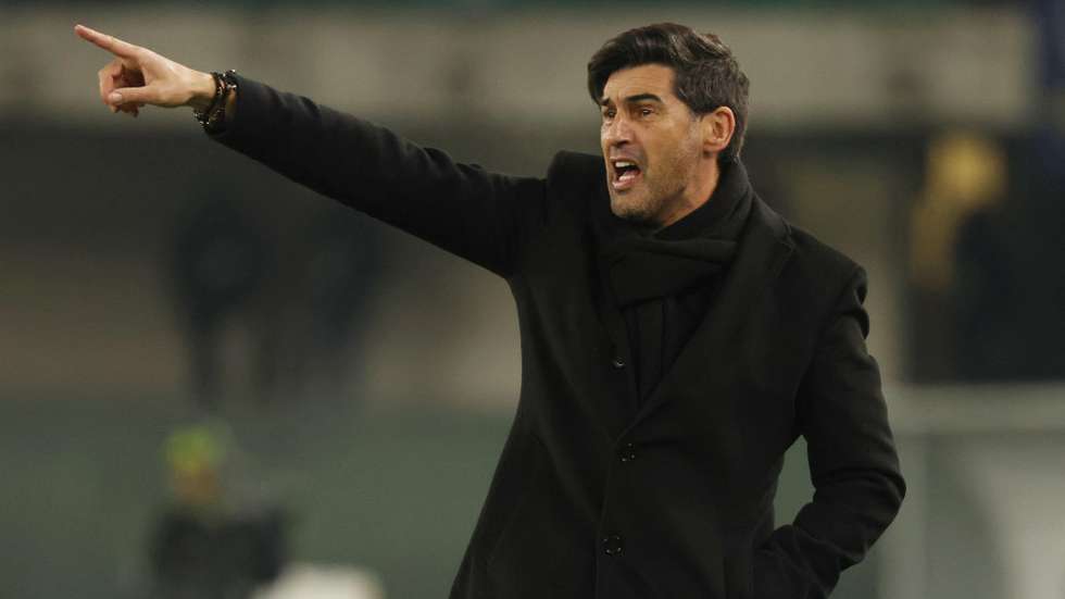 epa11787602 Milan's head coach Paulo Fonseca gestures during the Italian Serie A soccer match between Hellas Verona and AC Milan, in Verona, Italy, 20 December 2024.  EPA/FILIPPO VENEZIA