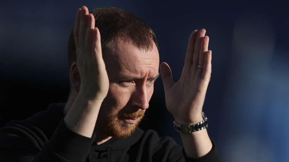 epa11999852 Estoril Praia head coach Ian Cathro reacts during the First League soccer match between Estoril Praia and FC Porto, at Antonio Coimbra da Mota Stadium, in Estoril, Portugal, 30 March 2025.  EPA/JOSE SENA GOULAO