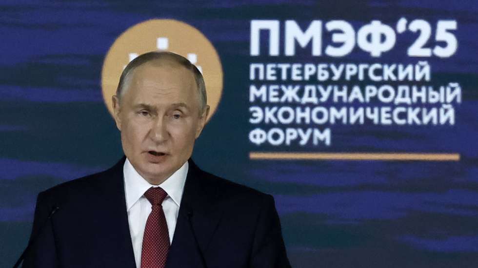 epa12187744 Russian President Vladimir Putin delivers his speech during a main plenary session of the 28th Saint Petersburg International Economic Forum (SPIEF) in St. Petersburg, Russia, 20 June 2025. The forum runs from 18 to 21 June 2025.  EPA/ANATOLY MALTSEV