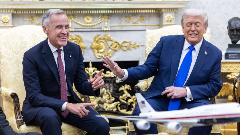 epa12438071 US President Donald Trump (R) meets with Canadian Prime Minister Mark Carney (L) in the Oval Office of the White House in Washington, DC, USA, 07 October 2025. The two are expected to discuss the Trump administration’s tariffs on Canadian steel, lumber and automobiles, along with other goods.  EPA/SHAWN THEW / POOL