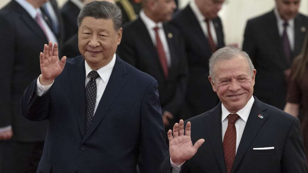 epa13188431 China’s President Xi Jinping (L) and King Abdullah II of Jordan (R) wave after attending a welcoming ceremony at the Great Hall of the People in Beijing, China, 24 August 2026.  EPA/ANDRES MARTINEZ CASARES / POOL
