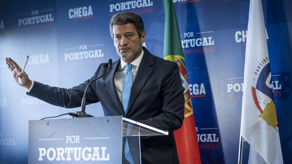 O presidente do Chega, André Ventura, fala aos jornalistas durante uma conferência de imprensa na sequência das declarações do primeiro-ministro, este domingo, sobre o tema da Educação, na sede do Chega em Lisboa, 31 de agosto de 2026. JOSÉ SENA GOULÃO/LUSA