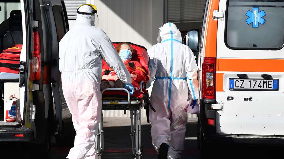 epa09004149 Some health workers transfer a patient in an ambulance to the emergency department of San Martino Hospital, during the coronavirus Covid-19 pandemic in Genoa, Italy, 11 February 2021.  EPA/LUCA ZENNARO
