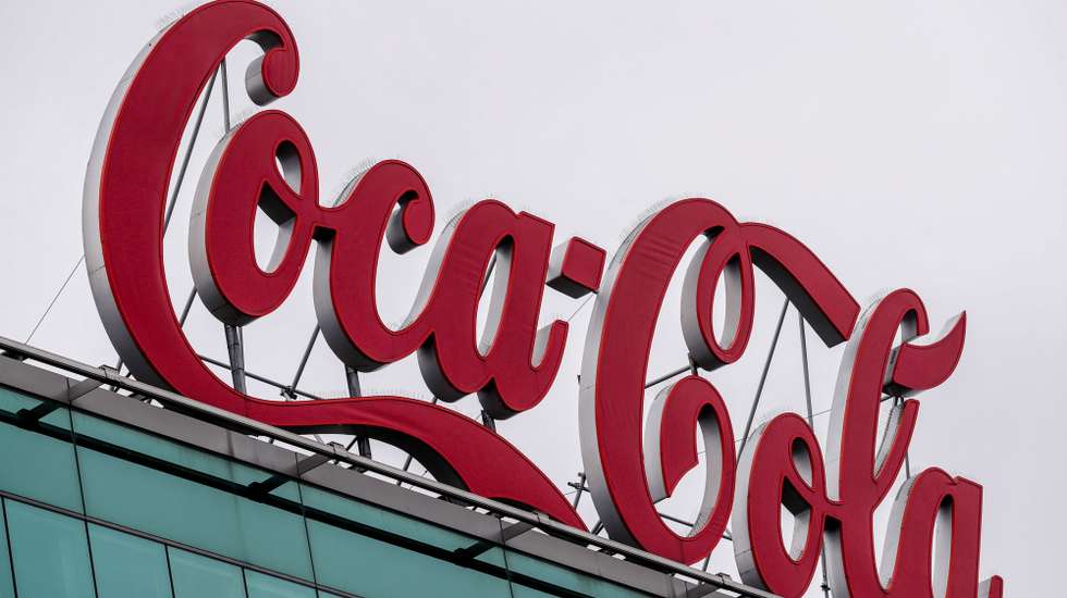 epa08998895 (FILE) - A view of a Coca-Cola logo at the headquarter of Coca-Cola Belgium in Brussels, Belgium, 08 September 2020 (reissued 09 February 2021). The Coca-Cola company is due to pulish their 4th quarter 2020 results on 10 February 2021.  EPA/STEPHANIE LECOCQ *** Local Caption *** 56327284