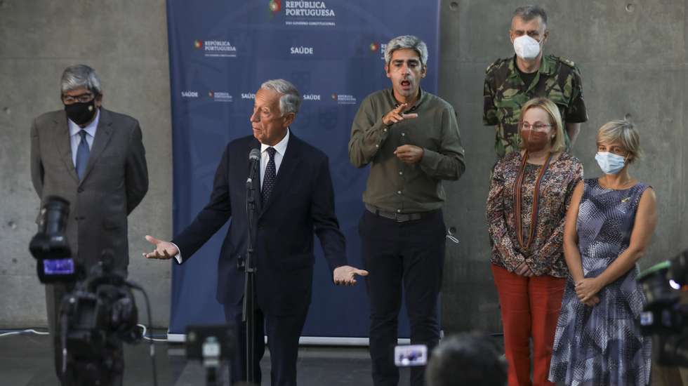 O Presidente da República, Marcelo Rebelo de Sousa (2E), acompanhado pelo presidente da Assembleia da República, Eduardo Ferro Rodrigues (E), ministra da Saúde, Marta Temido (D), diretora geral da Saúde, Graça Freitas (2D) e pelo coordenador da Task Force para o Plano de Vacinação contra a covid-19 em Portugal, vice-almirante Henrique Gouveia e Melo (3D), intervém no final da 23ª sessão sobre a evolução da covid-19 em Portugal, no Infarmed, Lisboa, 16 de setembro de 2021. MIGUEL A. LOPES/LUSA