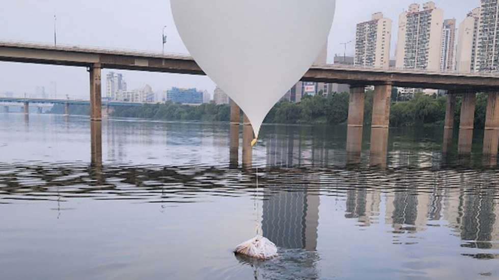 epa11398861 A handout photo made available by South Korean Joint Chiefs of Staff shows a balloon carrying garbage, presumably sent by North Korea, floating on the Han River in Seoul, South Korea, 09 June 2024.  EPA/ROK JCS / HANDOUT SOUTH KOREA OUT HANDOUT EDITORIAL USE ONLY/NO SALES HANDOUT EDITORIAL USE ONLY/NO SALES