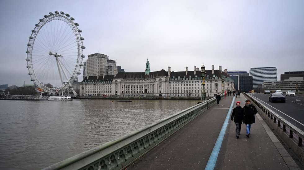 epa08912505 A general view of Westminster Bridge and the London Eye in London, Britain, 31 December 2020. The government is discouraging people from celebrating New Years eve and urging them to stay home as coronavirus cases in the UK continue to surge.  EPA/ANDY RAIN