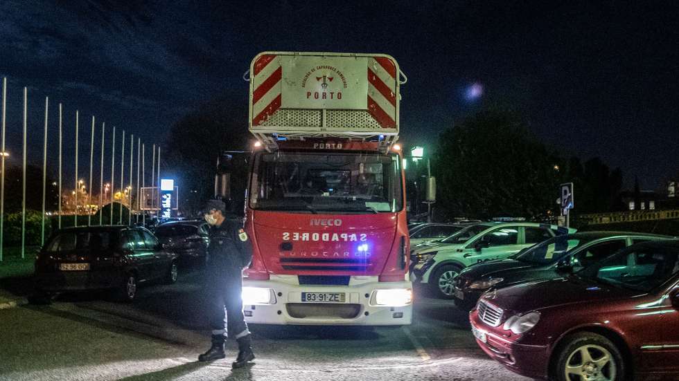 Viatura do Batalhão de Sapadores bombeiros do Porto, estacionada junto ao Hospital de São João, durante a intervenção no incêndio que deflagrou no 9º piso do Hospital, no Serviço de Pneumologia, 19 de Dezembro de 2021 - RUI MANUEL FARINHA / LUSA