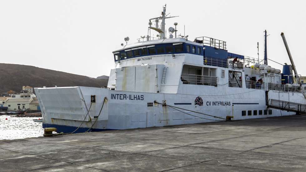 Barco Inter-ilhas da transportadora marítima CV Interilhas, atracado no cais da ilha de São Nicolau, para o embarque dos passageiros com destino a ilha de São Vicente, Cabo Verde, 10 de agosto de 2022. A CV Interilhas transportou quase um milhão e meio de passageiros em Cabo Verde em três anos de concessão do transporte marítimo de passageiros e mercadorias, segundo dados avançados à Lusa pela empresa liderada pelo grupo português ETE. (ACOMPANHA TEXTO DE 16 DE AGOSTO DE 2022). ELTON MONTEIRO/LUSA