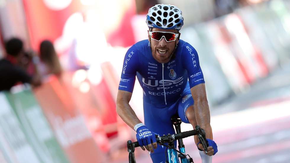 O ciclista português da equipa W52 - FC Porto, Joni Brandão, corta a meta em segundo no final da 2ª etapa da 82ª Volta a Portugal em Bicicleta, disputada hoje entre Ponte de Sor e Castelo Branco, com a distância de 162,1 km, Castelo Branco, 06 de agosto de 2021. NUNO VEIGA/LUSA