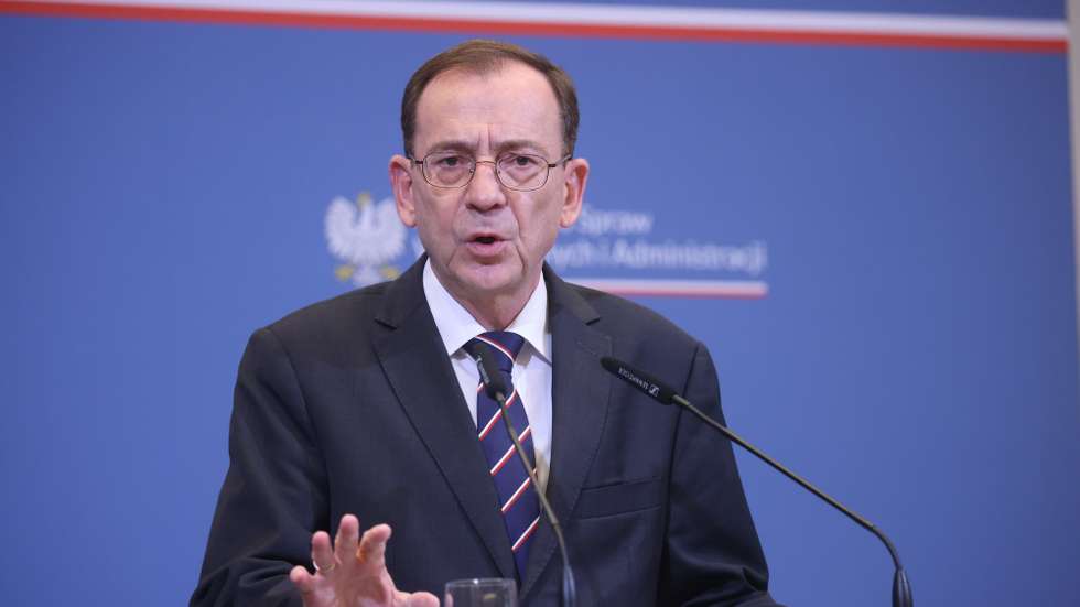 epa10896776 Polish Minister of Internal Affairs and Administration Mariusz Kaminski speaks during a press conference at the Ministry of Internal Affairs headquarters in Warsaw, Poland, 03 October 2023. The head of the MIA announced that Poland is reintroducing temporary border control on the Polish-Slovak border at midnight.  EPA/Leszek Szymanski  POLAND OUT