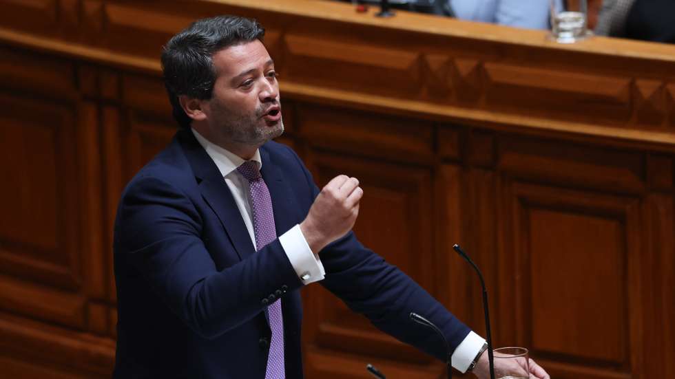 O presidente e deputado do Chega, André Ventura, intervém durante a sessão plenária de discussão do programa de Governo, na Assembleia da República, em Lisboa, 11 de abril de 2024. JOSÉ SENA GOULÃO/LUSA