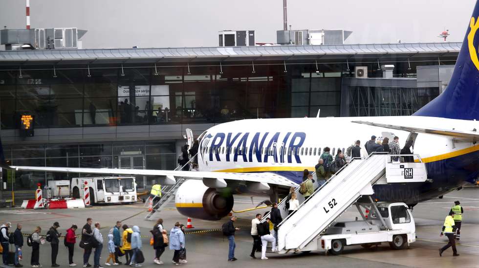 epa11310202 Passengers board a Ryanair group airplane at Riga Airport, Latvia, 30 April 2024. Riga Airport is the international airport of Riga, the capital of Latvia, and the largest airport in the Baltic states.  EPA/TOMS KALNINS