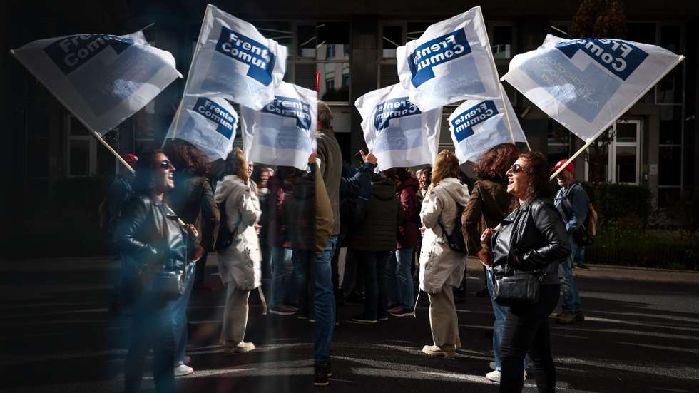 Manifestação nacional da Frente Comum de Sindicatos da Administração Pública, sob o mote "Aumentar salários, valorizar carreiras, reforçar os serviços públicos", para reivindicar aumentos salariais de, pelo menos, 15%, com um mínimo de 150 euros por trabalhador, a partir de janeiro", em Lisboa, 25 de outubro de 2024. RODRIGO ANTUNES/LUSA