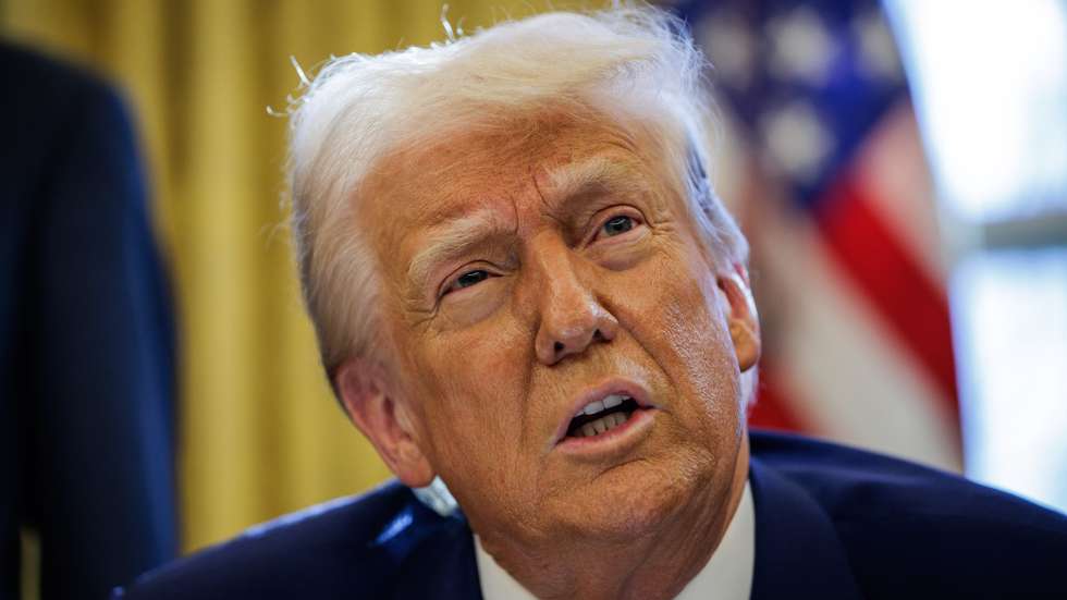 epaselect epa11896738 US President Donald Trump speaks to the media as he signs executive orders in the Oval Office at the White House in Washington, DC, USA, 14 February 2025. The executive orders signed on 14 February were on federal funding going to schools and universities related to the coronavirus pandemic as well as energy production.  EPA/SAMUEL CORUM / POOL