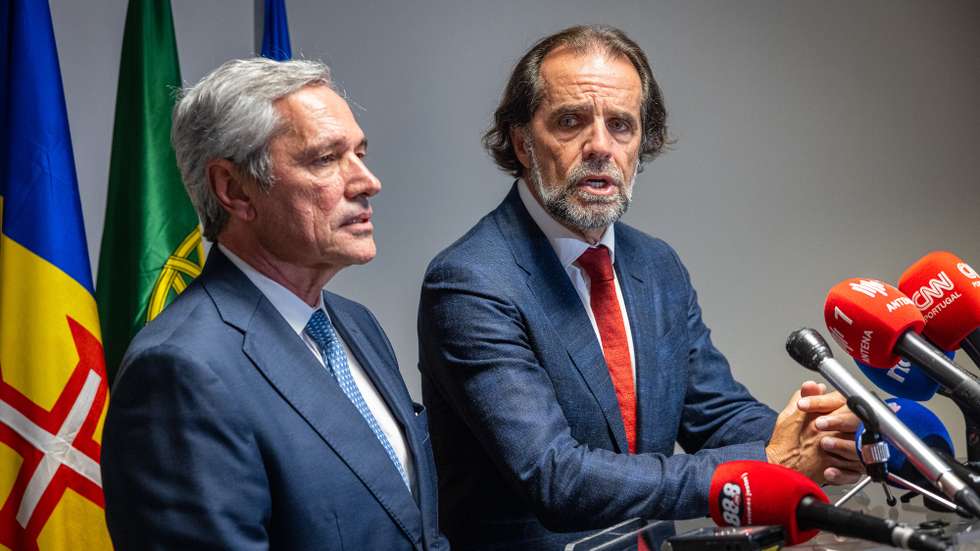 Miguel Albuquerque (D), presidente do PSD Madeira, e José Manuel Rodrigues, presidente do Partido Popular (CDS-PP) da Madeira, apresentaram hoje, em conjunto, um acordo de governação com maioria parlamentar de 24 deputados – 23 do PSD e 1 do CDS-PP – para a próxima legislatura do governo regional da Madeira, Funchal, 25 de março de 2025. GREGÓRIO CUNHA/LUSA
